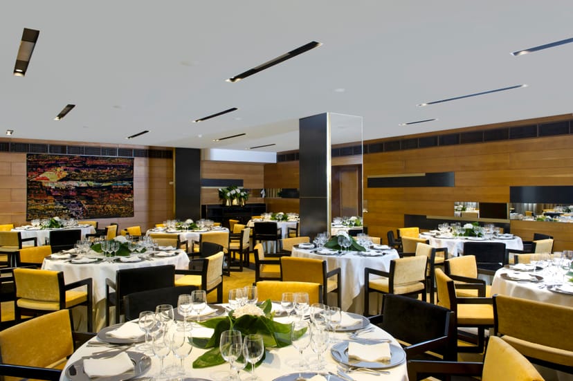 Elegant dining space at Altis Avenida Hotel, perfect for corporate events and upscale gatherings.