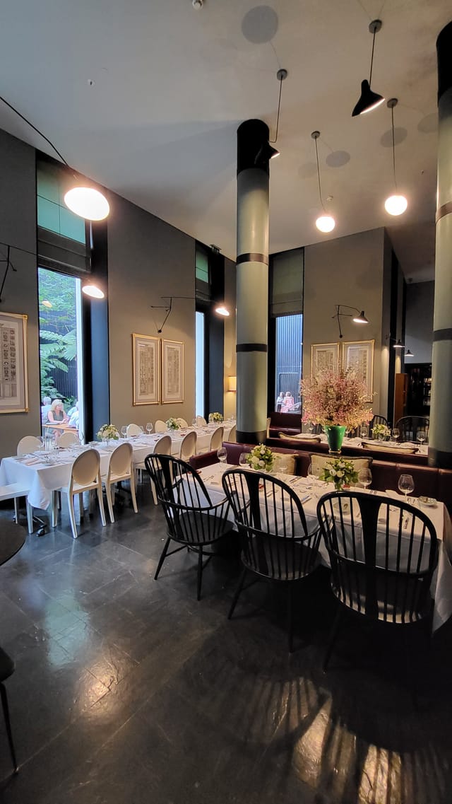 Elegant event space at Restaurante Sítio with floral arrangements for intimate gatherings.