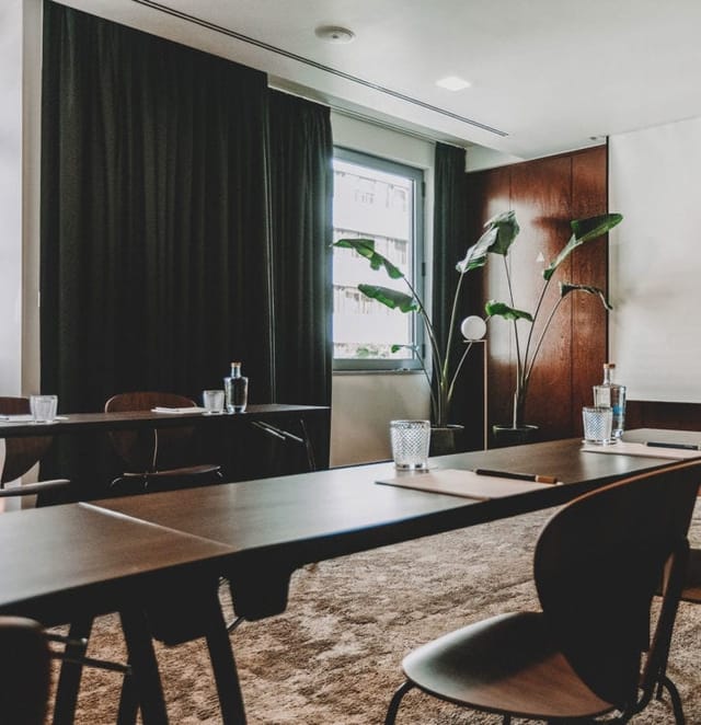 Blue Restaurant meeting room with natural light, ideal for corporate events and brainstorming.