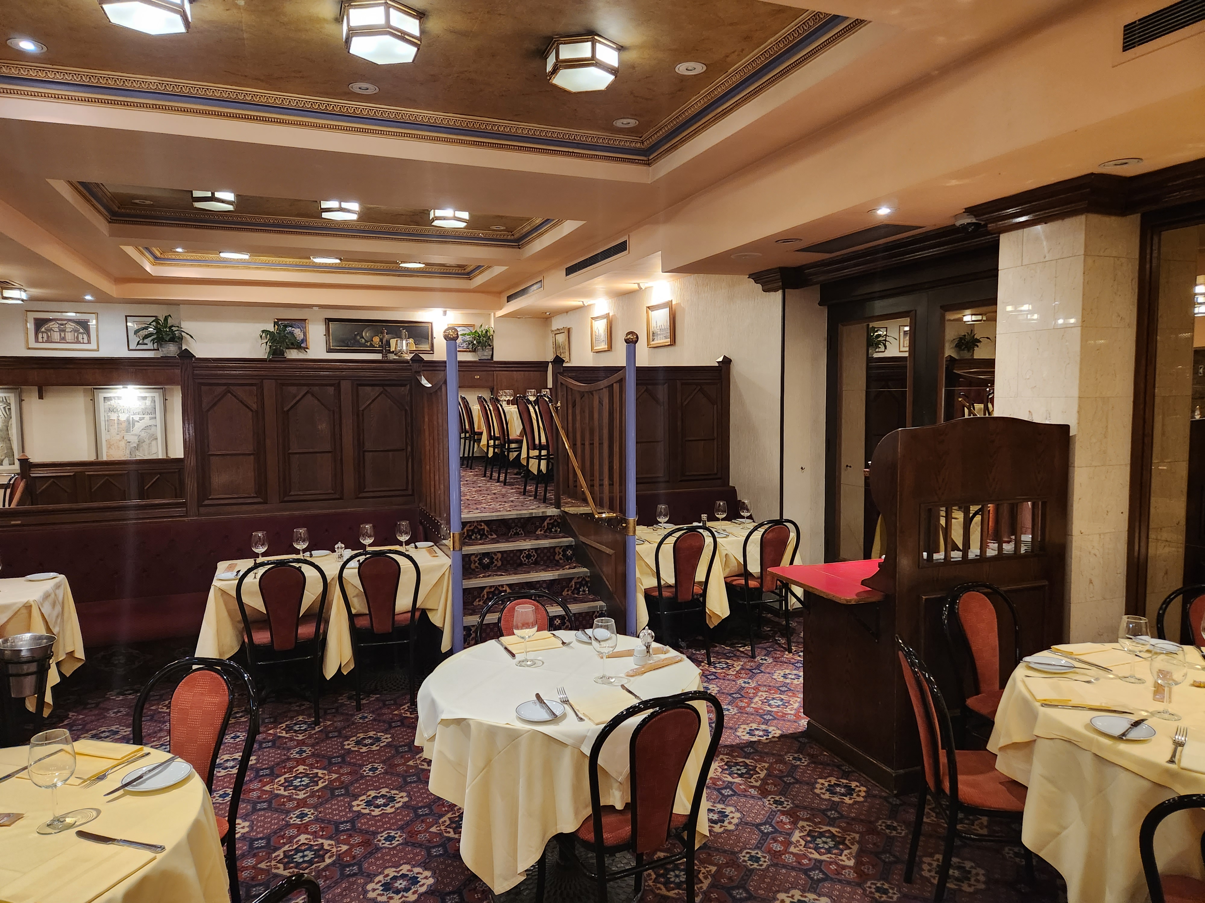 Elegant restaurant with yellow tablecloths, ideal for Christmas gatherings and corporate events.