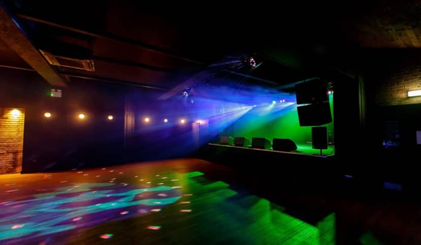 Live music venue with dynamic lighting, ideal for concerts and corporate events.