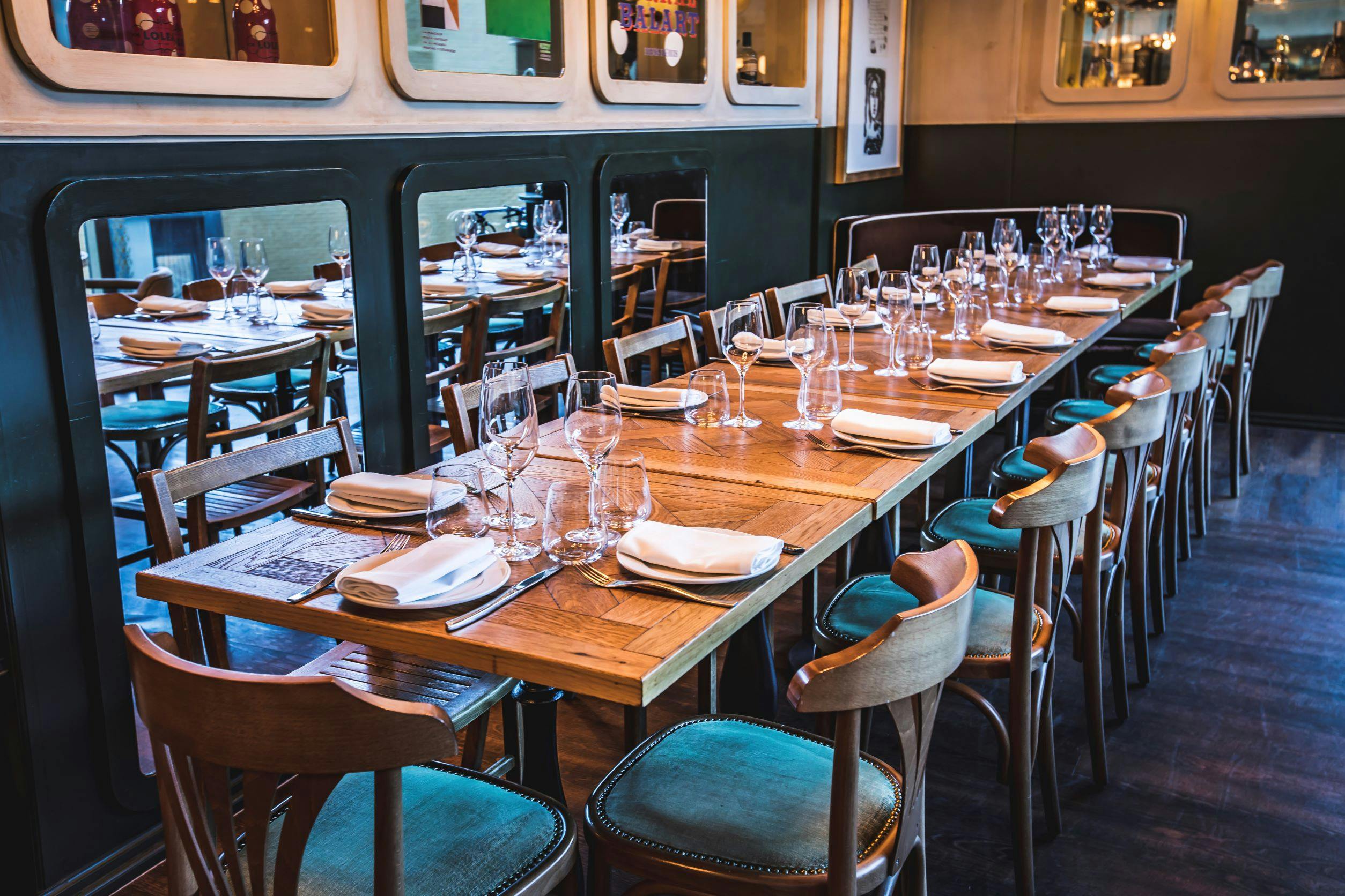 Elegant dining table at Ibérica Victoria, ideal for corporate dinners and networking events.