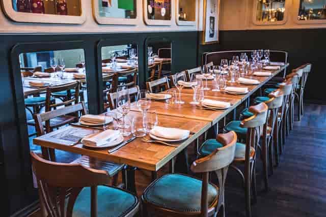 Elegant dining table at Ibérica Victoria, ideal for corporate dinners and networking events.
