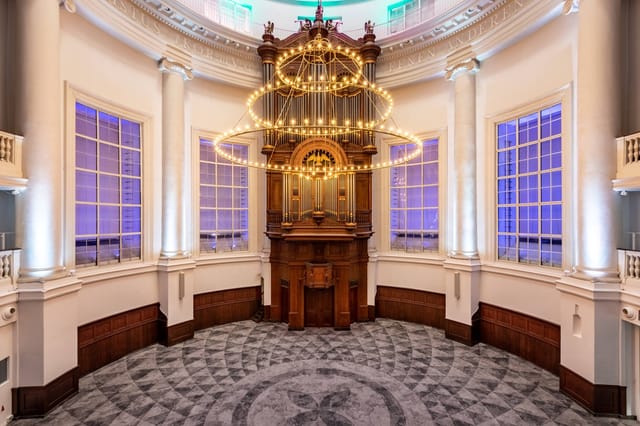 Koepelzaal event space with chandelier, ideal for corporate meetings and social gatherings.