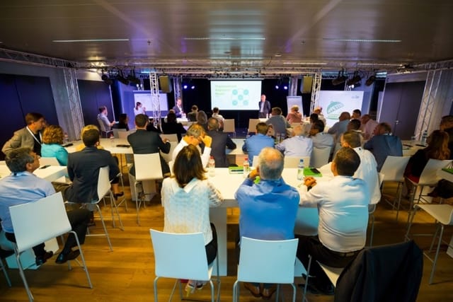 Atriumzaal meeting setup with modern AV technology for networking and presentations.