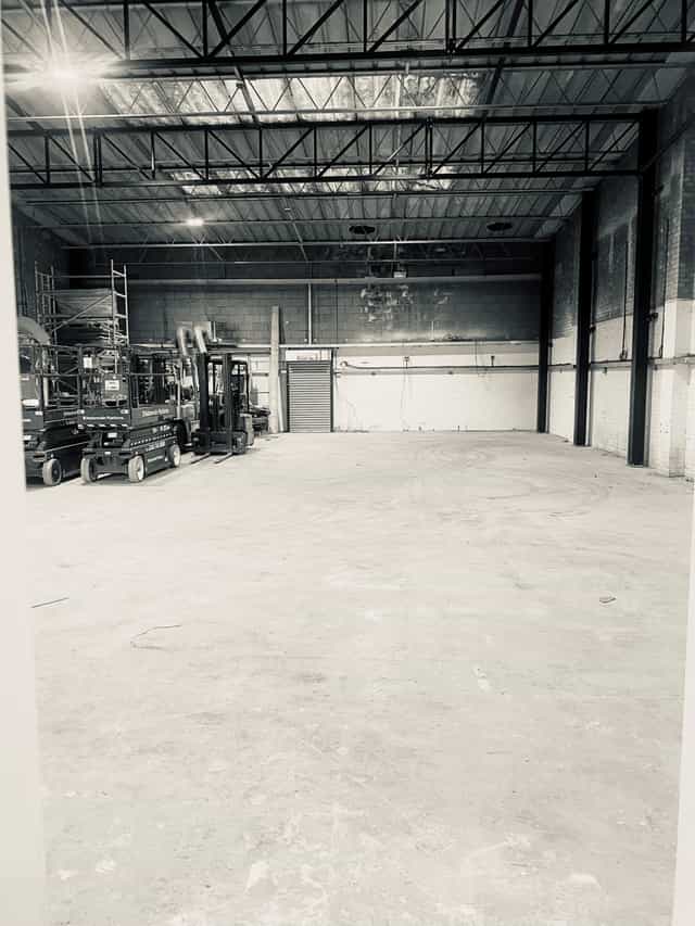 Spacious industrial venue at Dragon Smoke Studios, perfect for events and exhibitions.