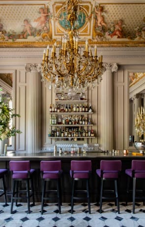 Private room at Apicius restaurant with elegant chandelier, ideal for upscale events.