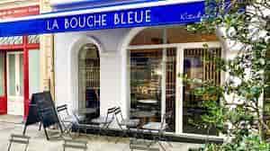 Private room at La Bouche Bleue café with blue awning, ideal for workshops and meetings.