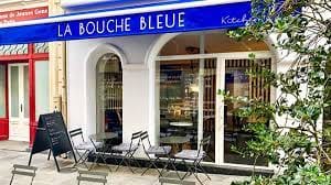 Private room at La Bouche Bleue café with blue awning, ideal for workshops and meetings.