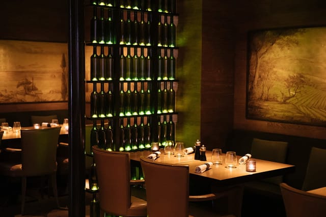 Intimate dining space at Bourgogne Space, ideal for private events and networking dinners.