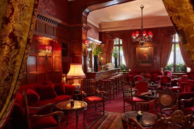 Elegant lounge in Salon Bibliothéque, Paris for networking events and meetings.