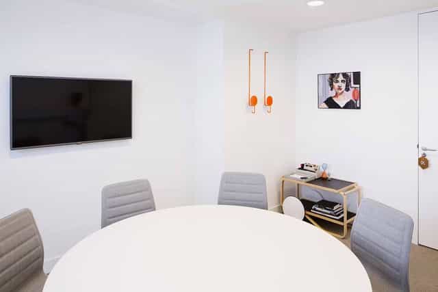 Modern meeting room with round table for collaboration at Spaces Herengracht.