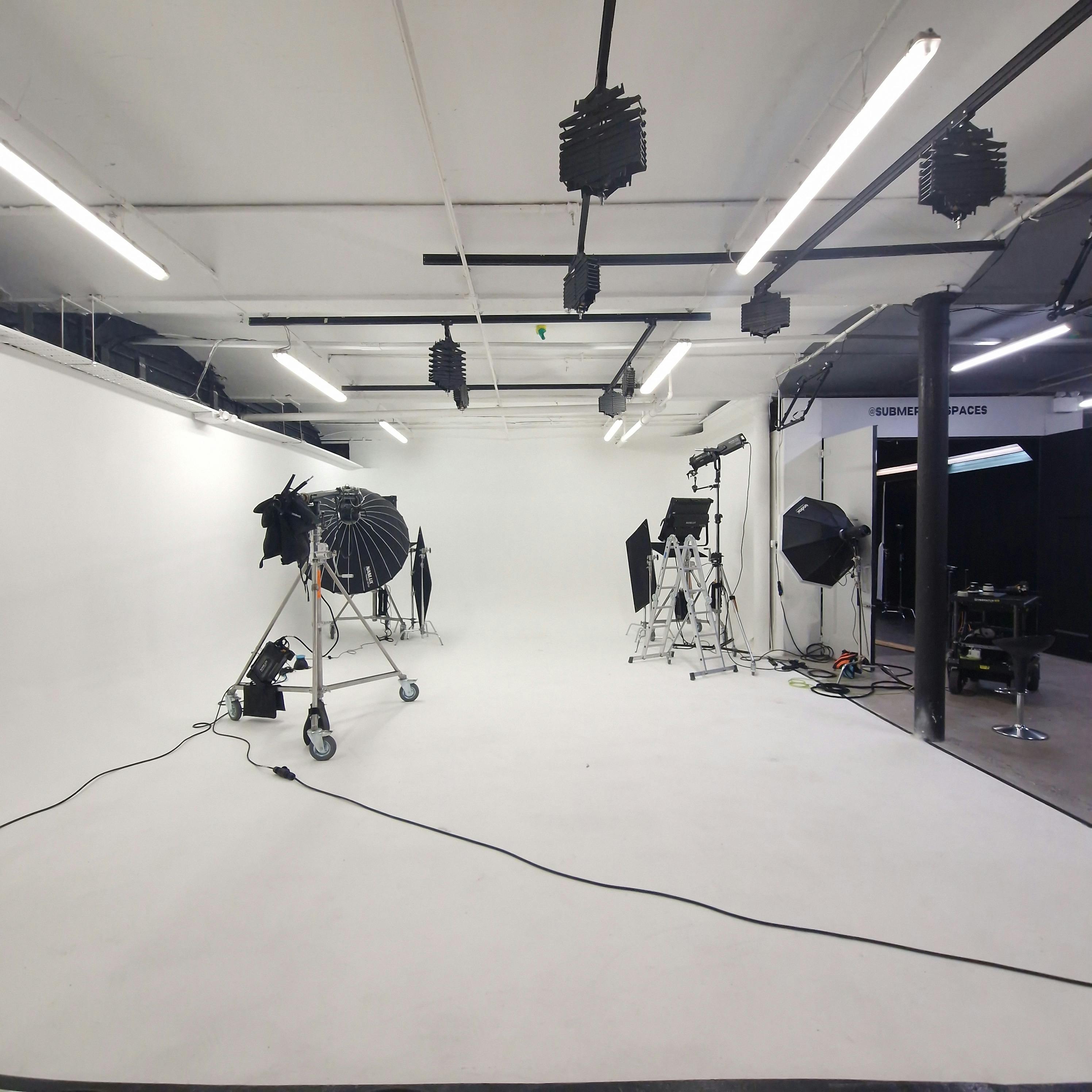 Versatile XL STUDIO with clean white backdrop for events and photo shoots.