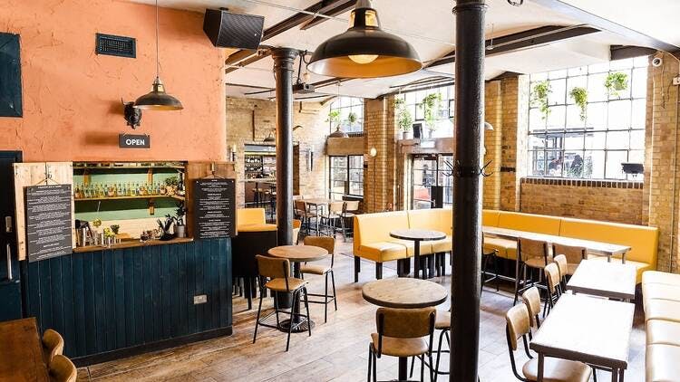 Stylish open-concept bar in Kings Cross for casual meetings and networking events.