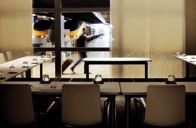 Modern meeting space with sleek furniture, ideal for corporate events and workshops.