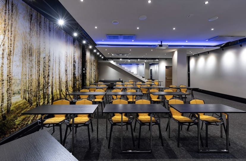 Modern meeting room at Hotel U14 with ergonomic chairs, ideal for workshops and presentations.