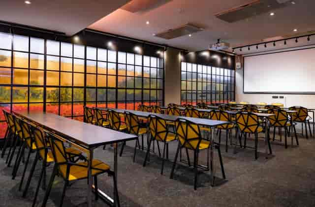 Modern meeting room at Hotel U14 with natural light, ideal for workshops and presentations.