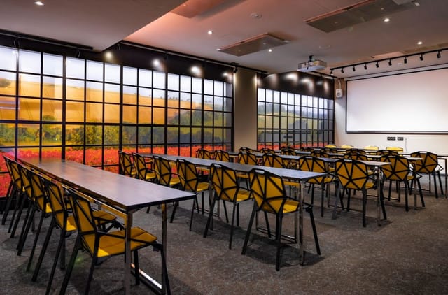 Modern meeting room at Hotel U14 with natural light, ideal for workshops and presentations.