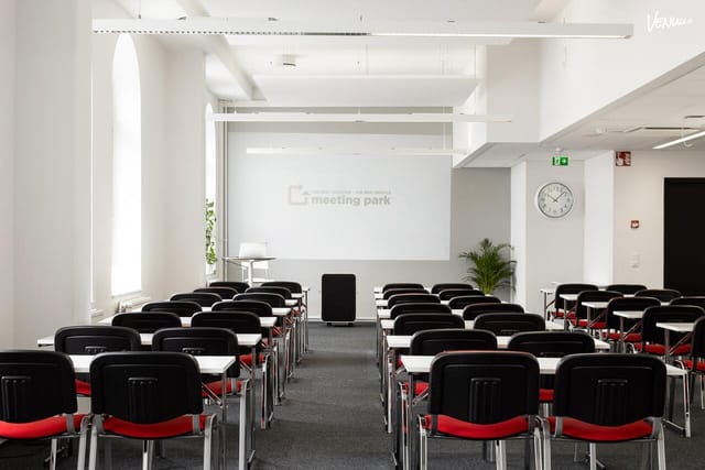 Pallas meeting space with black chairs, ideal for corporate workshops and presentations.