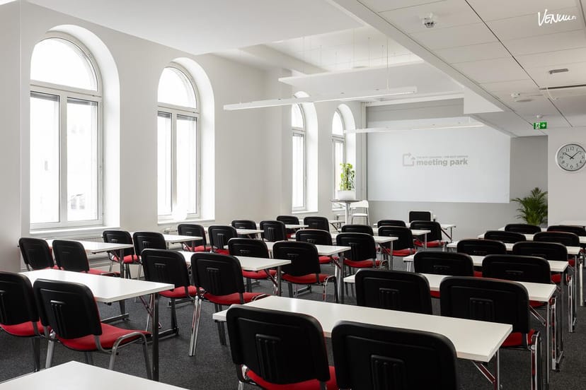Pallas meeting space in Kluuvi with natural light, ideal for workshops and presentations.