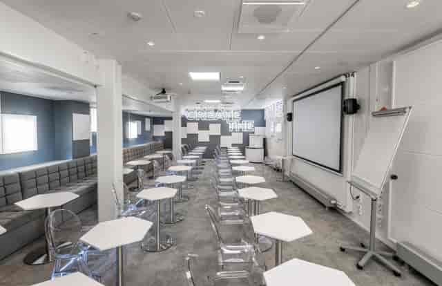 Modern meeting space in HUONE Kamppi, ideal for corporate meetings and workshops.