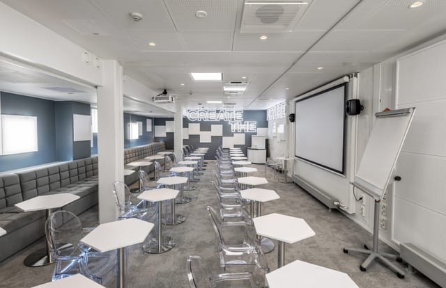 Modern meeting space in HUONE Kamppi, ideal for corporate meetings and workshops.