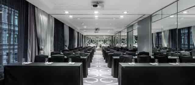 Modern meeting room at Hotel Kamp, ideal for corporate events and workshops.
