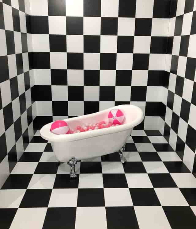 "Colorful bathtub with balls at Selfie Factory for fun events and photo opportunities."