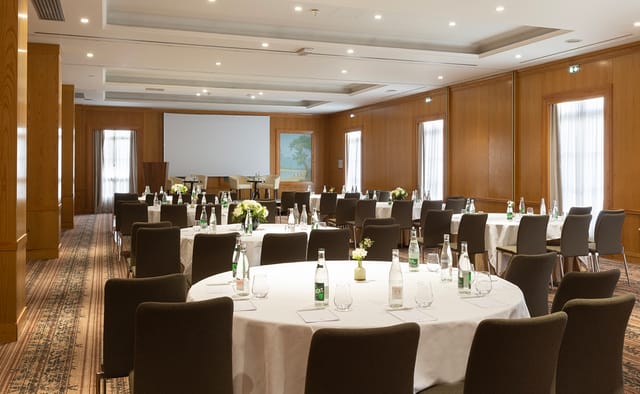 Clemenceau meeting room at Waldorf Astoria Versailles, ideal for corporate workshops and seminars.