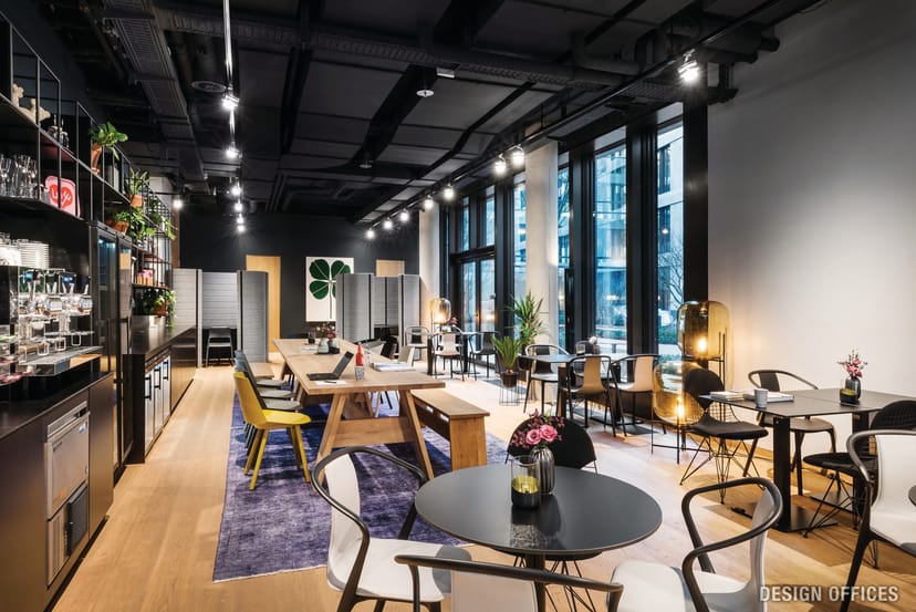Modern event space with natural light, ideal for meetings and gatherings in Munich.