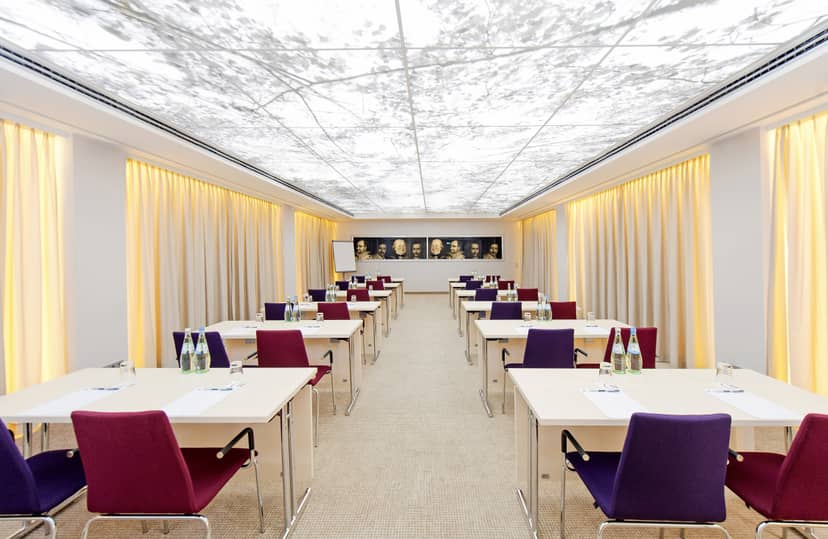 Königsplatz meeting room in Munich, ideal for workshops and seminars with classroom layout.