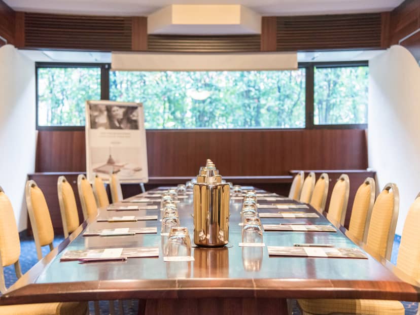 Meeting room at Mercure Roma West with natural light, ideal for corporate meetings and workshops.