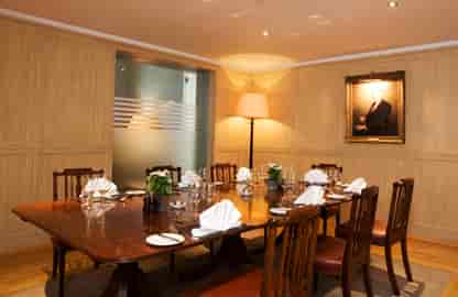 Private dining room with elegant table, ideal for high-end meetings and exclusive dinners.