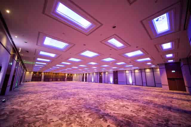 Richmond Suite at Hilton London Metropole, spacious venue for conferences and banquets.