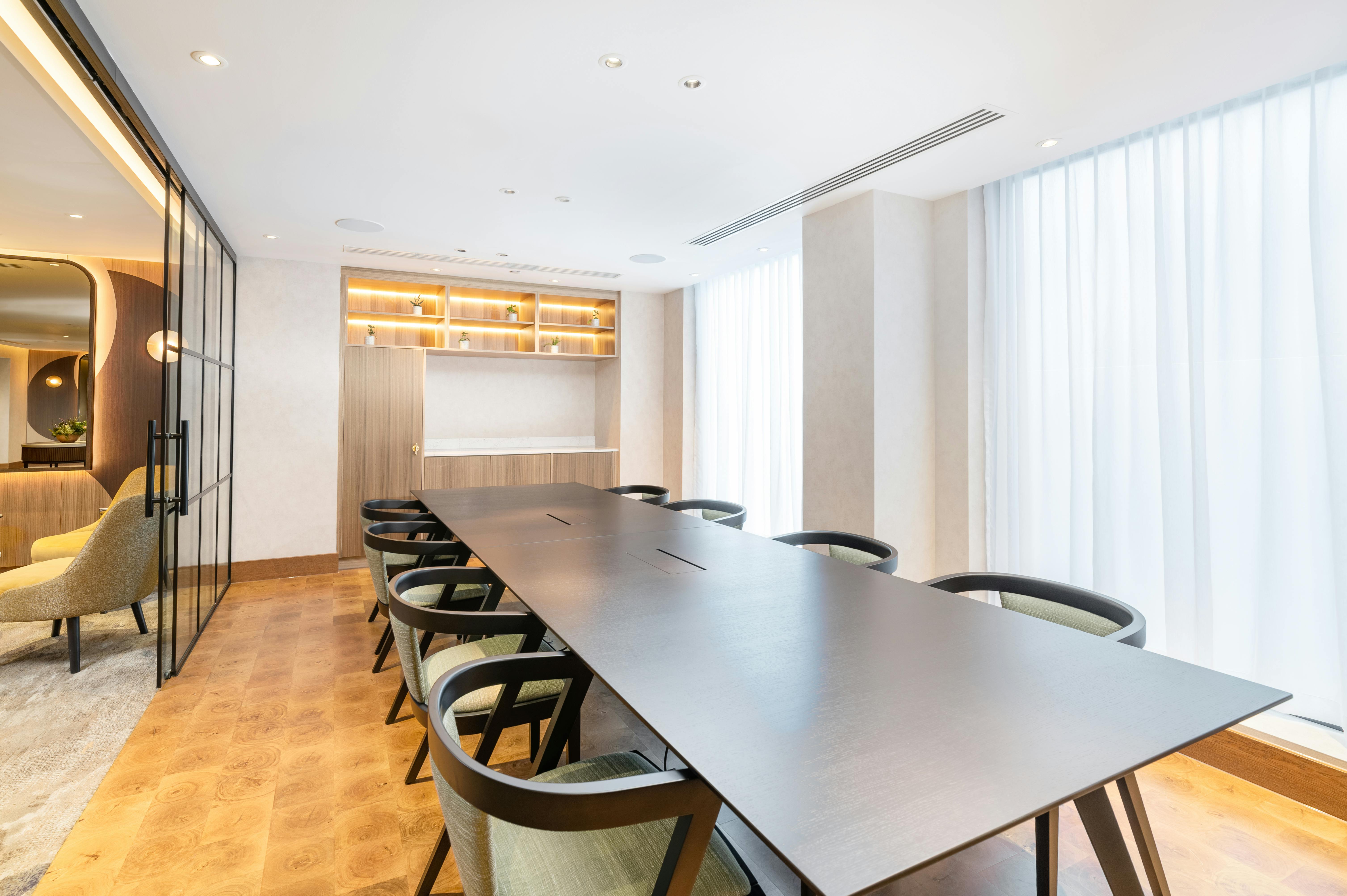 Hoxton Lounge meeting room at Hilton London Metropole, modern design for professional events.