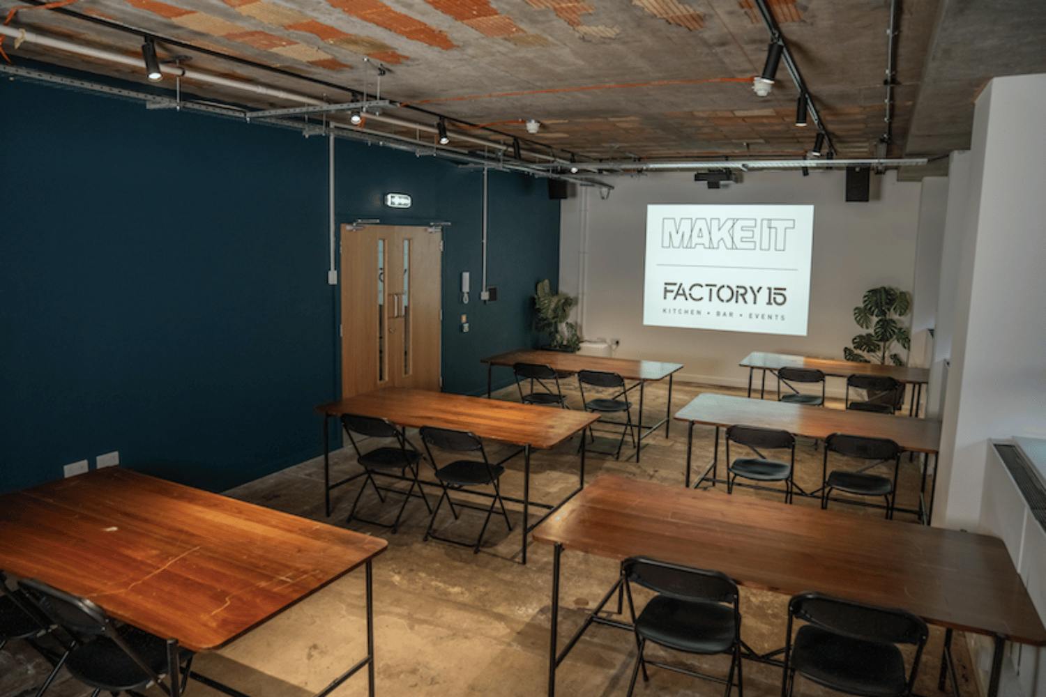 Versatile FACTORY 15 event space with industrial design, perfect for workshops and meetings.