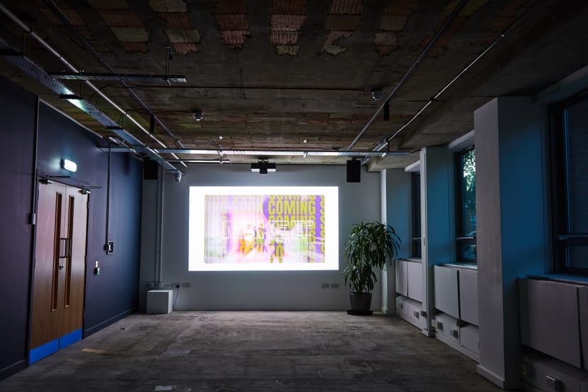 Versatile FACTORY 15 event space with large projection screen for corporate meetings and workshops.
