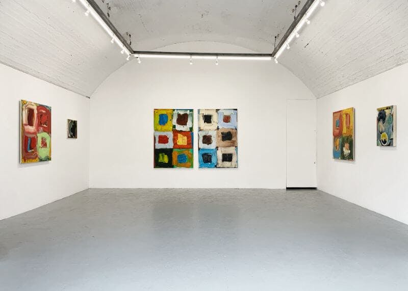 Spacious Peckham Arches gallery with abstract art, perfect for exhibitions and workshops.