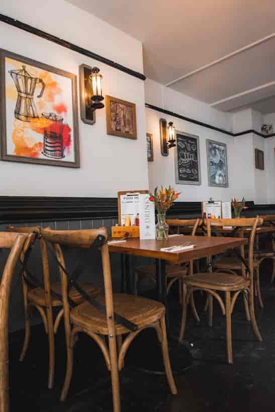 Cozy dining area at St Christopher's Inn, perfect for intimate meetings and casual events.