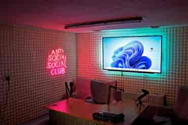 Modern meeting space with soundproof walls for creative collaboration and presentations.