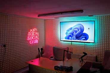 Modern meeting space with soundproof walls for creative collaboration and presentations.
