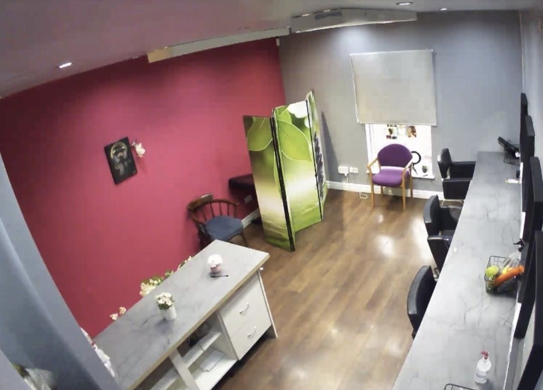 Stylish meeting space with vibrant decor, perfect for workshops and discussions.