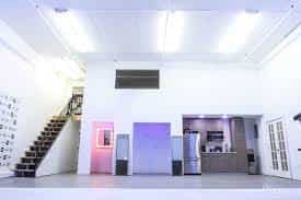 Modern event space with open layout, bright lighting for meetings and gatherings.