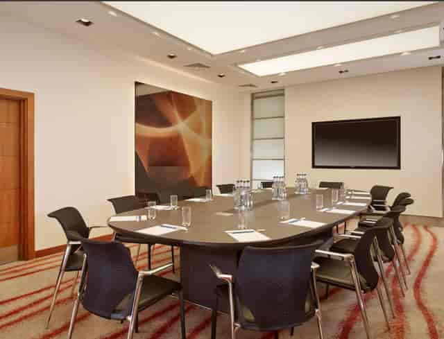 Victoria Suite meeting room in Park Plaza London, featuring a round table for collaboration.