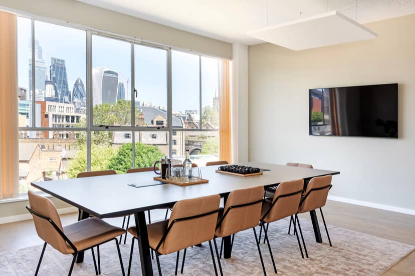 Modern Menier Meeting Room with large table and city view, perfect for meetings and brainstorming.