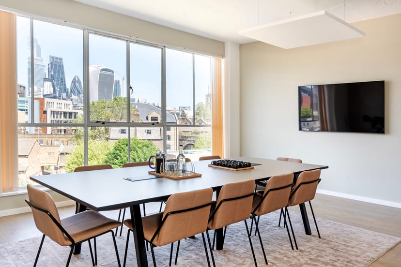 Modern Menier Meeting Room with large table and city view, perfect for meetings and brainstorming.