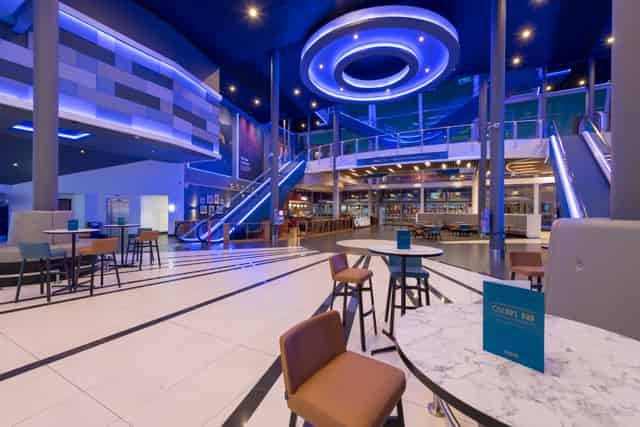 Foyer & Oscar's bar