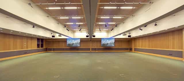 Wicklow Hall 2 in Dublin: spacious meeting room with dual screens for conferences.