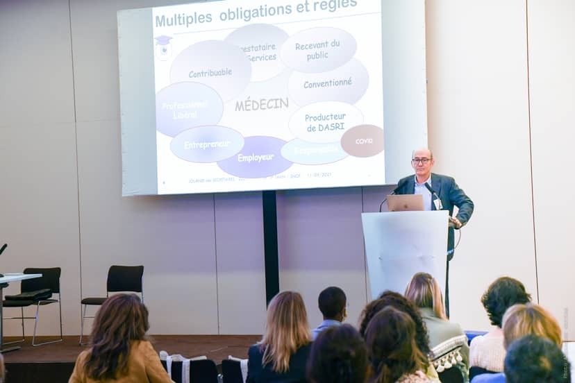 Speaker presenting at conference in Salons De L'Aveyron, showcasing effective communication.