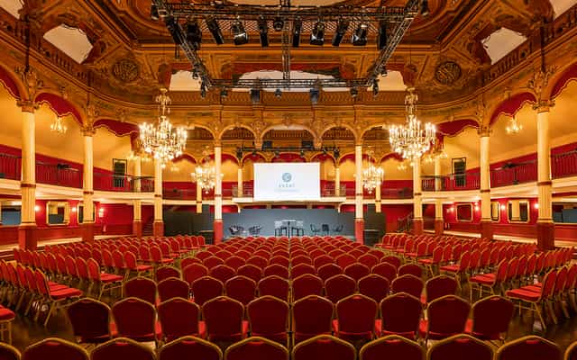 Elegant Salle Wagram event space with chandeliers, ideal for conferences and gatherings.